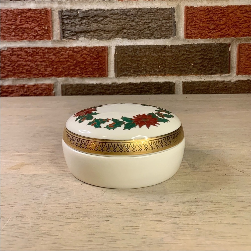 Vintage Lefton Holly Berry‎ Holiday Collection Round Trinket Box Candy Music Box